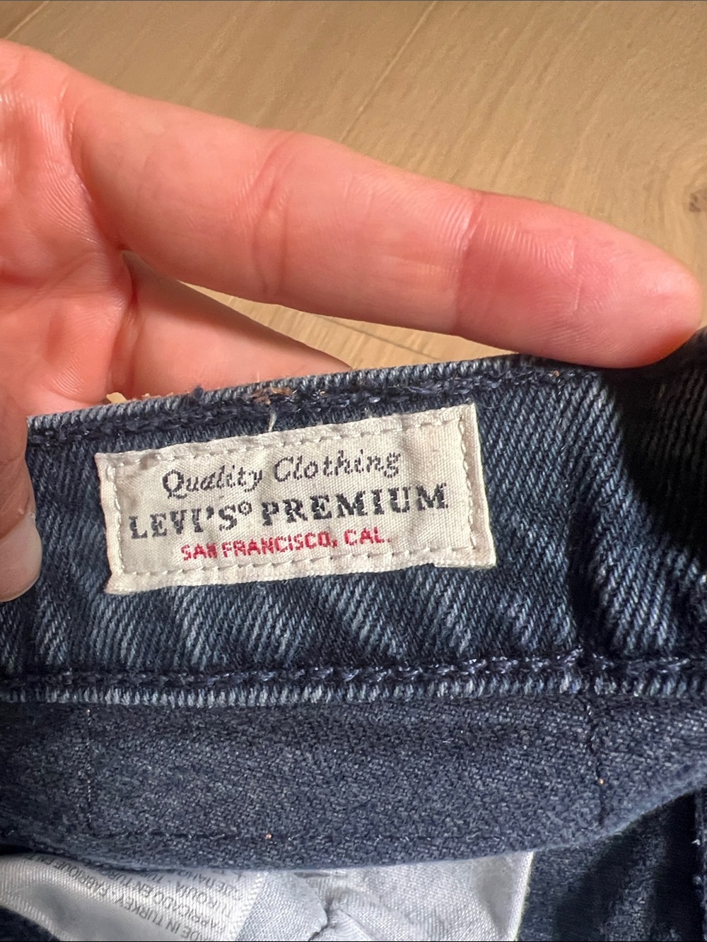 Women’s Levi’s 501 Dark Cropped Jeans - Picture 2 of 10